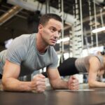Plank, czyli deska – popularne ćwiczenie na rwę kulszową. Czy to faktycznie działa?