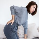 Rwa kulszowa a prowadzenie pojazdu – czy to bezpieczne połączenie?