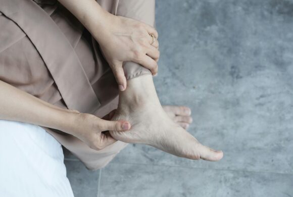 Opadająca stopa przy rwie kulszowej – dlaczego nie wolno lekceważyć tego objawu?