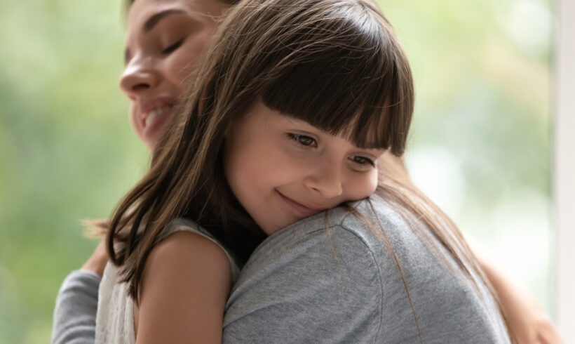 Jak bezpiecznie podnosić dziecko przy rwie kulszowej?