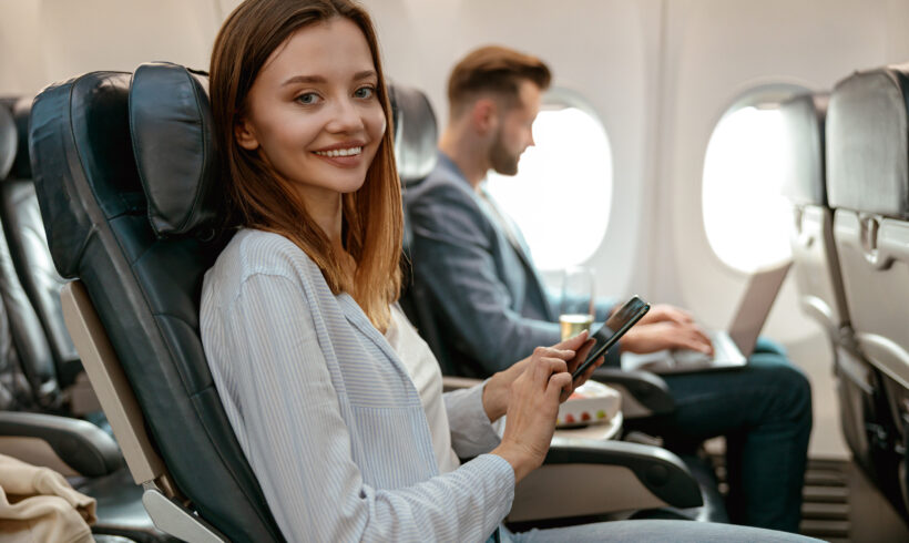 Rwa kulszowa a lot samolotem – jak przetrwać podróż?